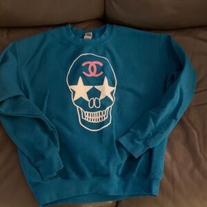 Teal Skull Graphic Crewneck Sweatshirt with Pink Accent